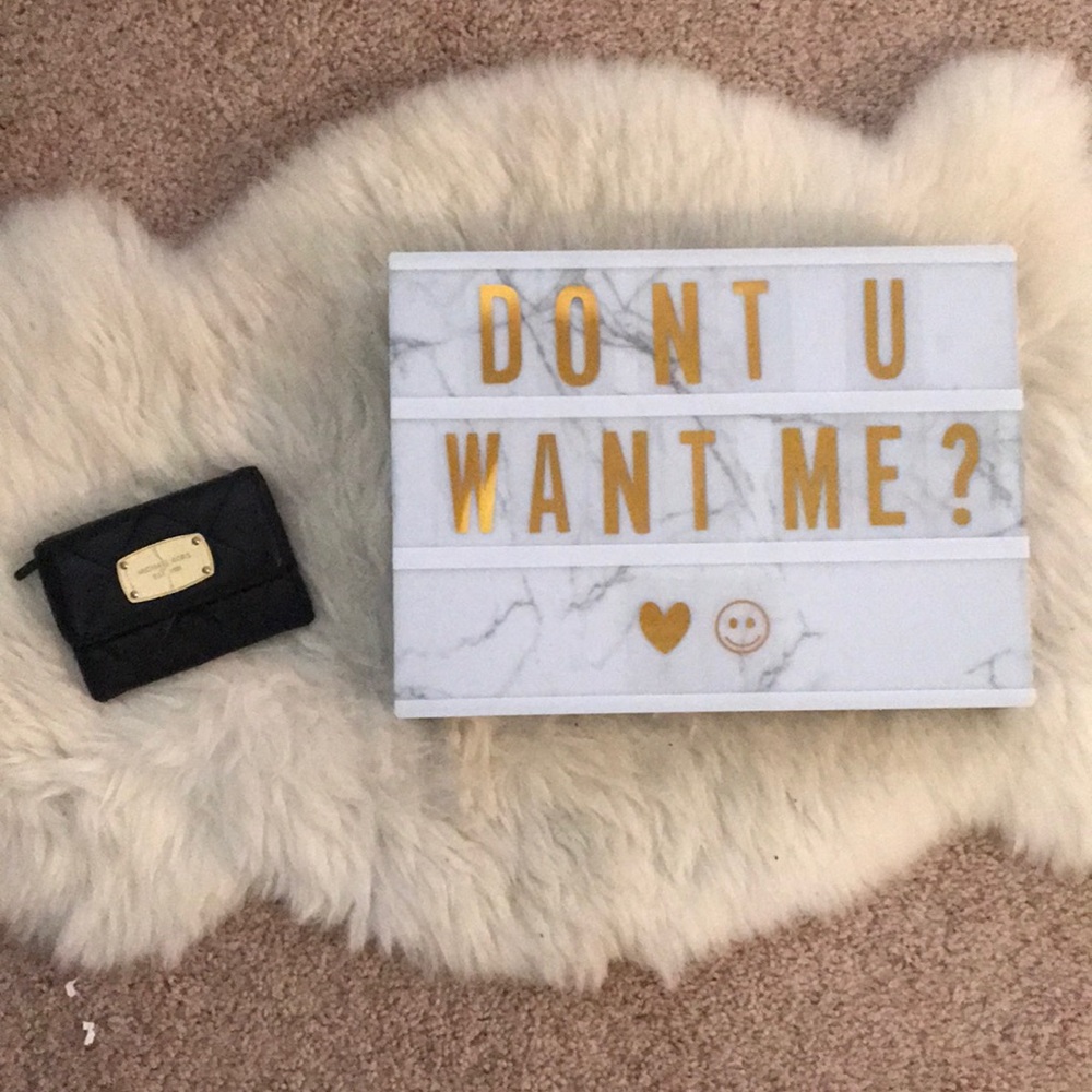 Bi-fold tufted wallet design